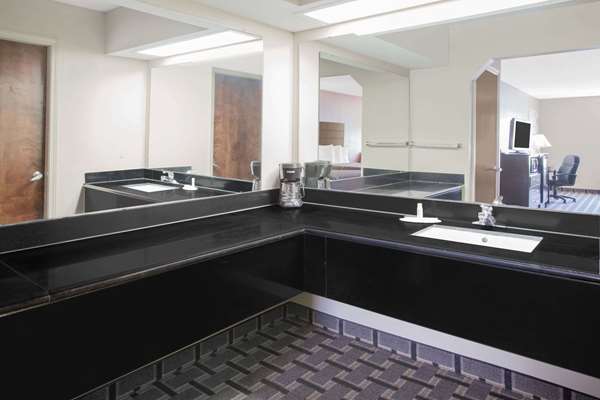  - Days Inn & Suites Pine Bluff