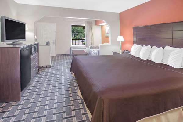  - Days Inn & Suites Pine Bluff