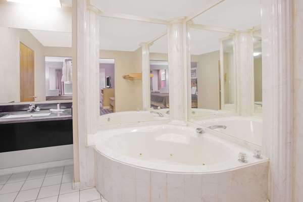  - Days Inn & Suites Pine Bluff