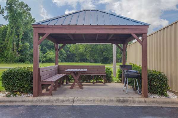  - Days Inn & Suites Pine Bluff