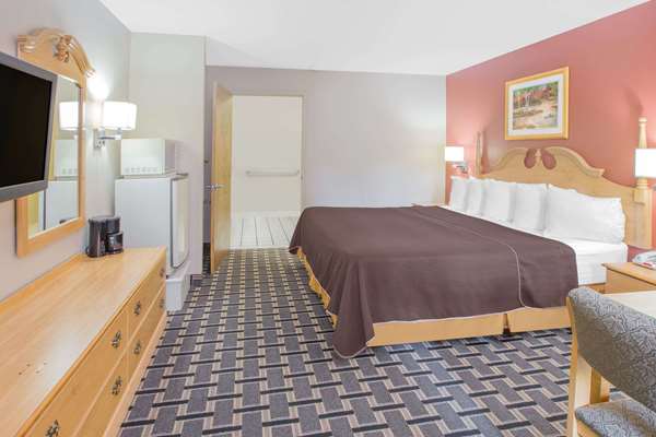  - Days Inn & Suites Pine Bluff
