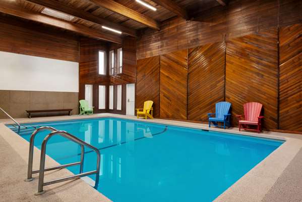 Pool - Travelodge Quesnel