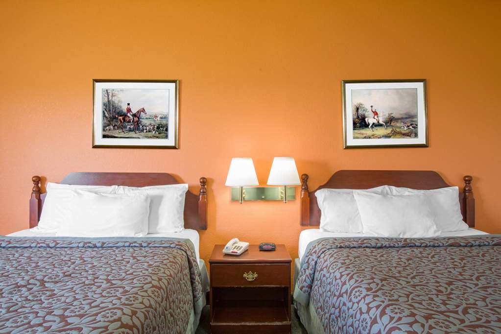 DAYS INN BY WYNDHAM BUTLER-guestroom-Guest Room,On-Site.jpg