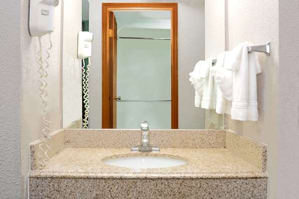  - Super 8 Motel Denver - I-70, Exit 278