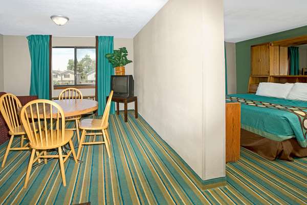 Suite - Super 8 Motel Denver - I-70, Exit 278