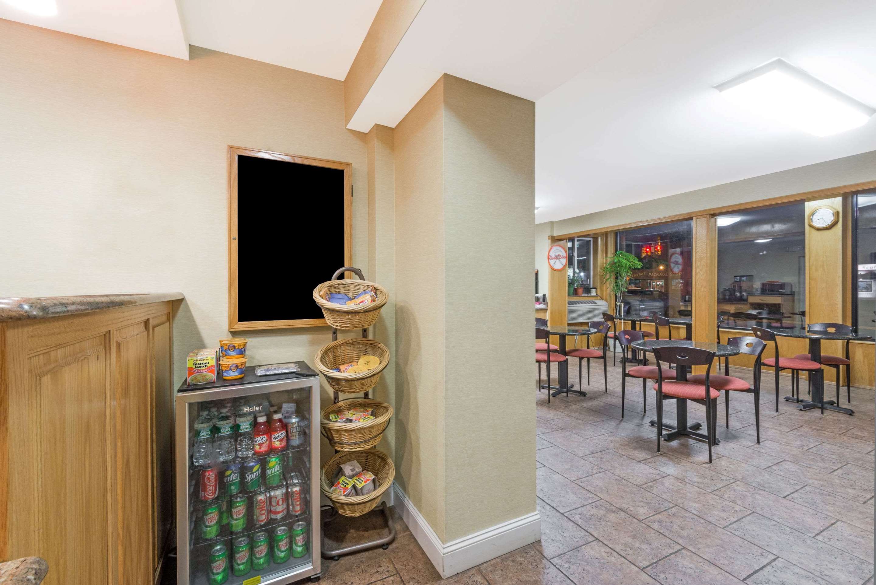 Lobby | Howard Johnson by Wyndham Hartford South – Rocky Hill