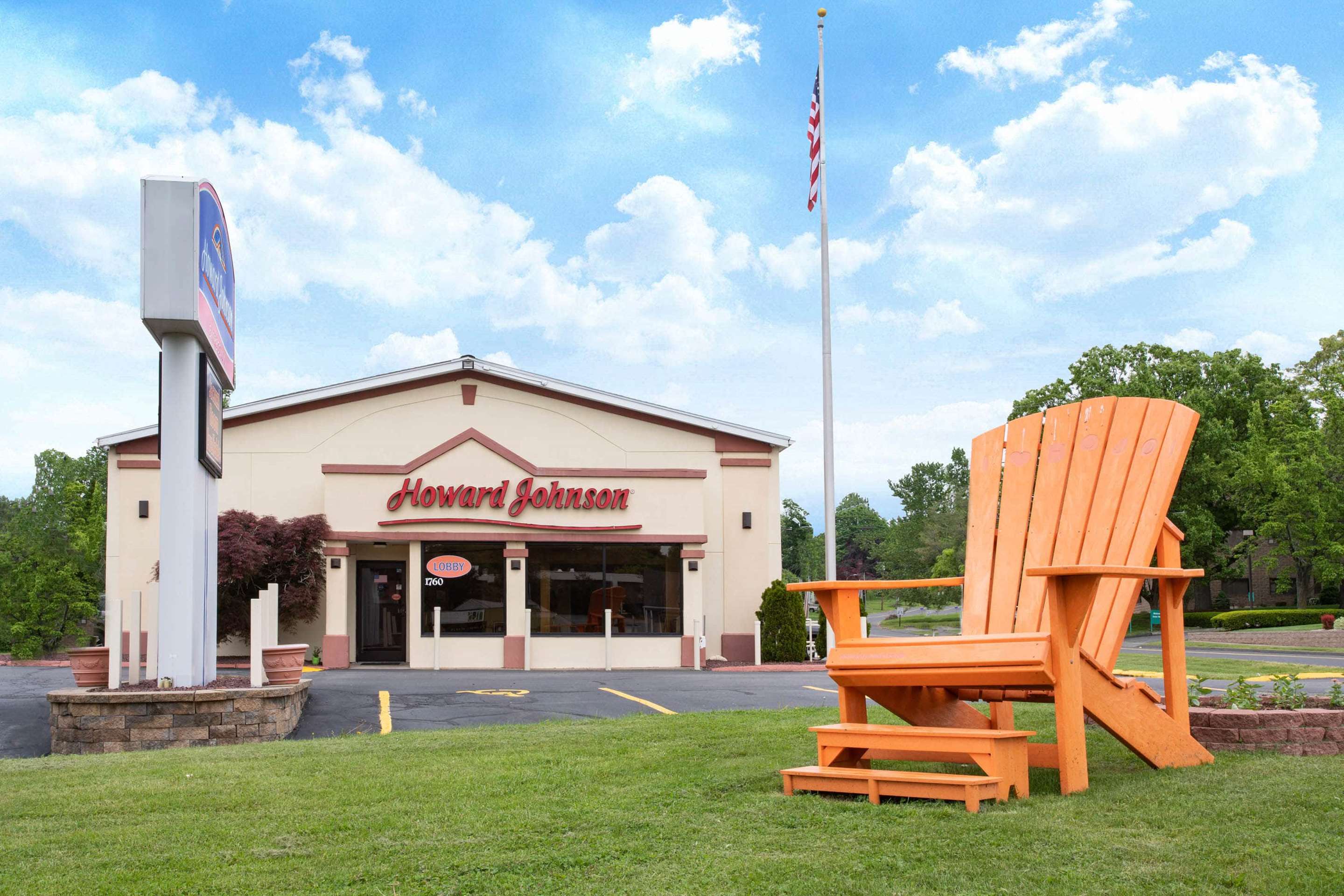 Exterior | Howard Johnson by Wyndham Hartford South – Rocky Hill