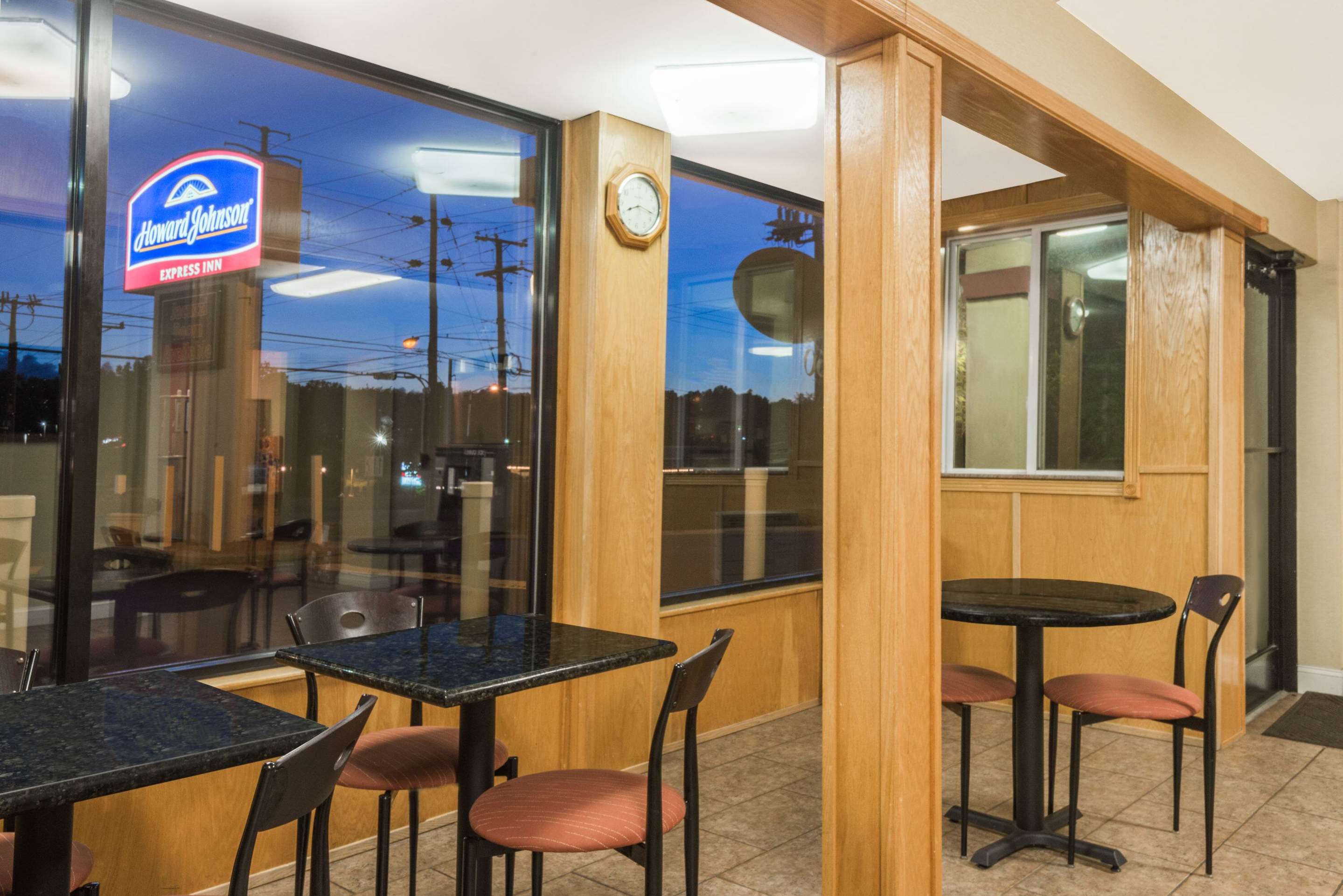 Breakfast Area | Howard Johnson by Wyndham Hartford South – Rocky Hill