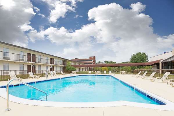 Pool - Ramada Inn Downtown North Louisville - I-71, Exit 2