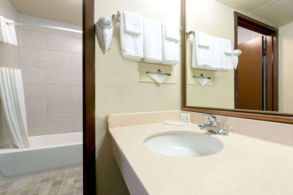  - Ramada Inn Downtown North Louisville - I-71, Exit 2