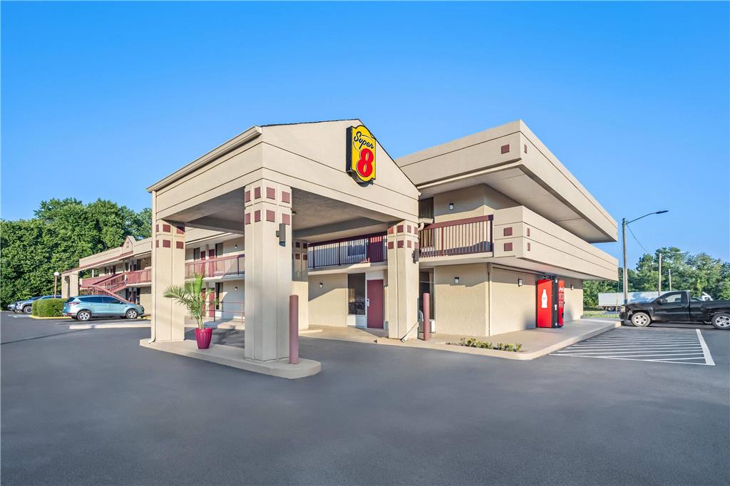 Super 8 Commerce