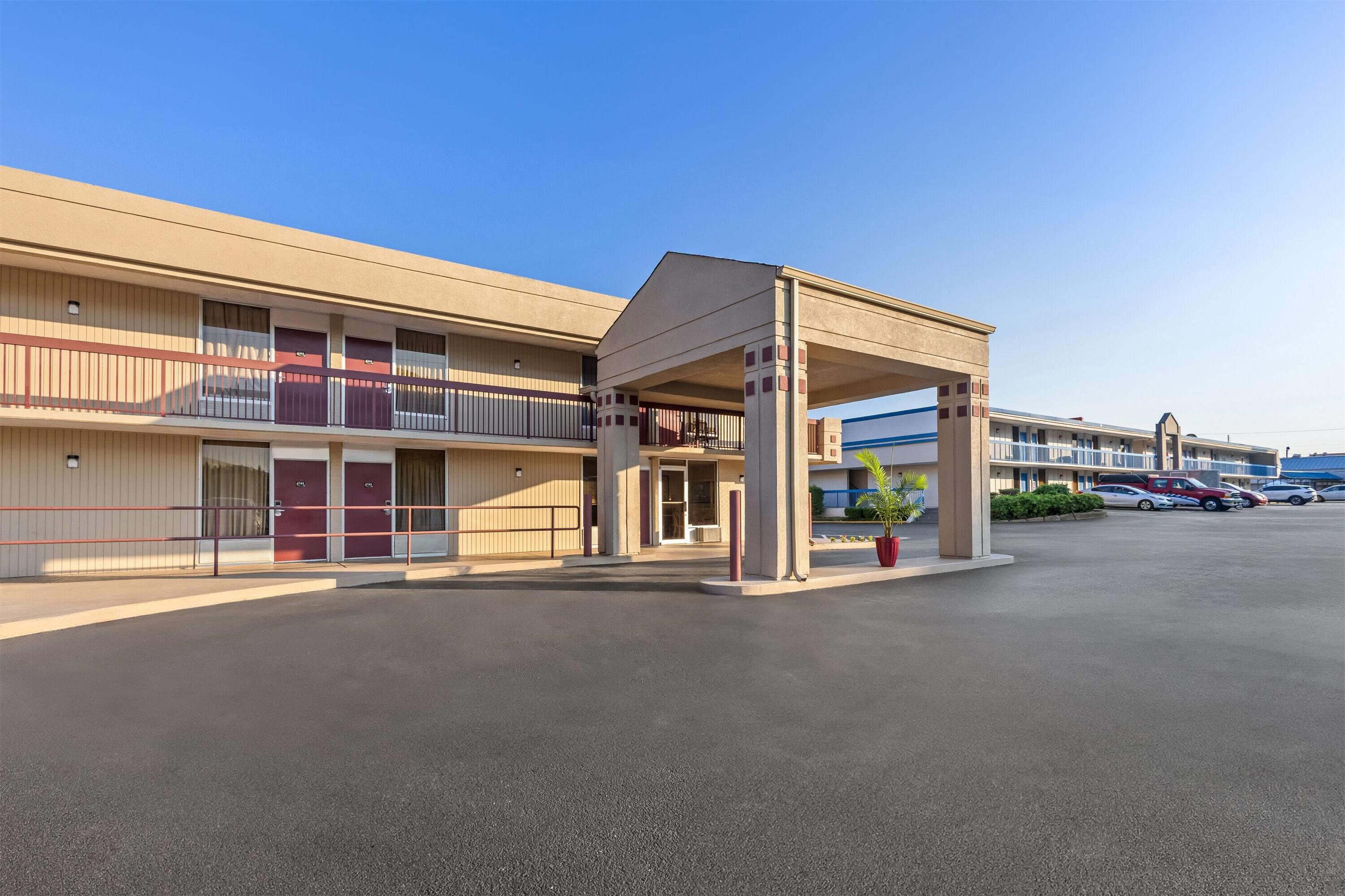 Exterior | Super 8 by Wyndham Commerce