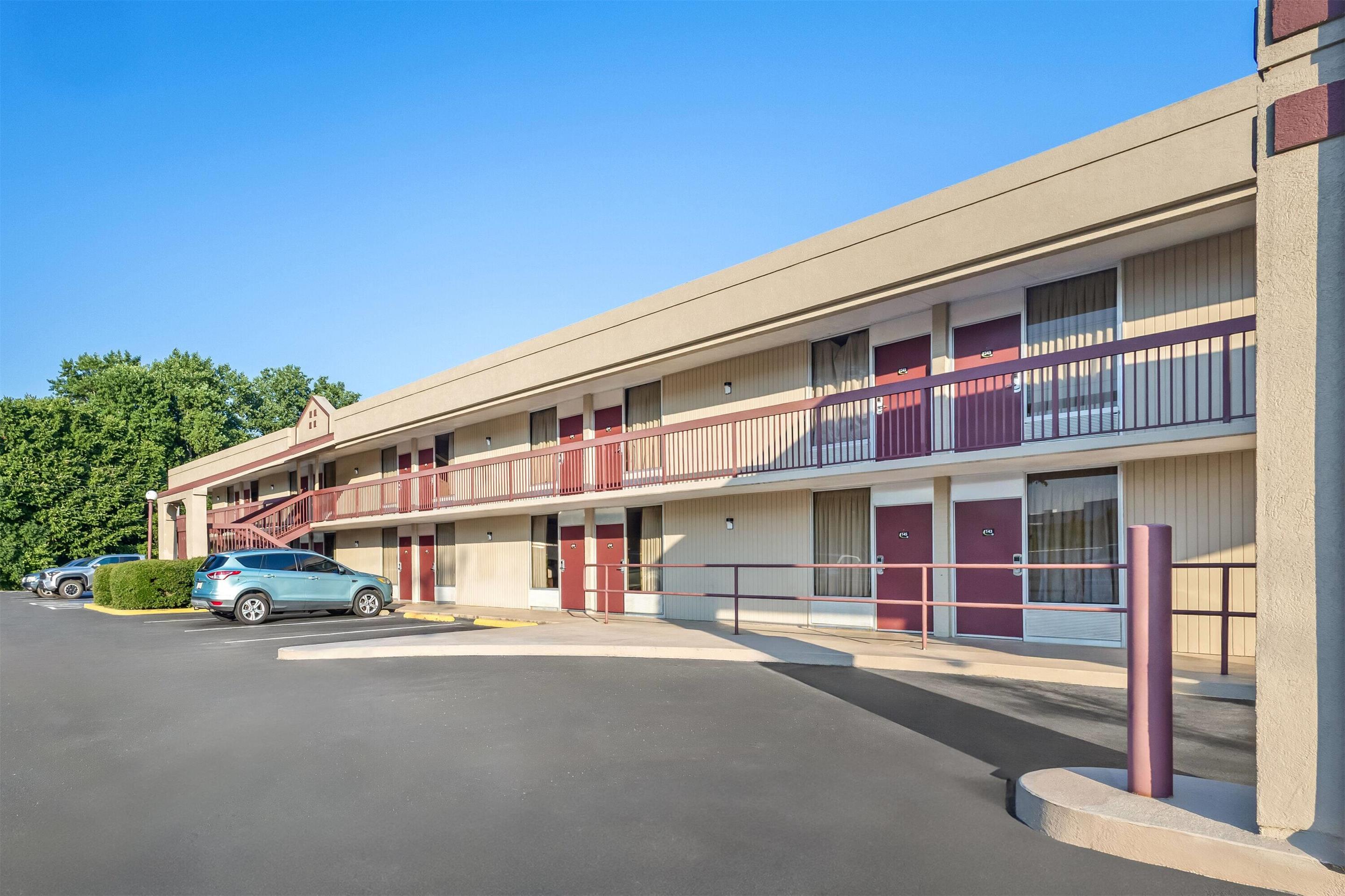 Exterior | Super 8 by Wyndham Commerce