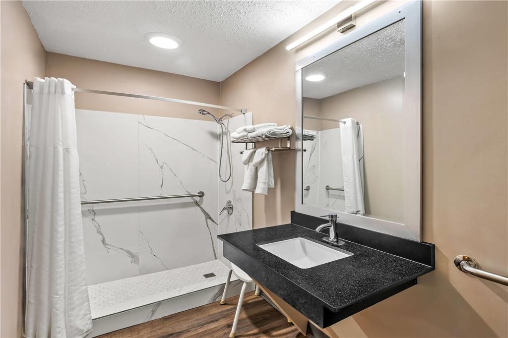 SUPER 8 BY WYNDHAM COMMERCE-guestroom-Guest Room,Bathroom,Shower,Accessibility,On-Site.jpg