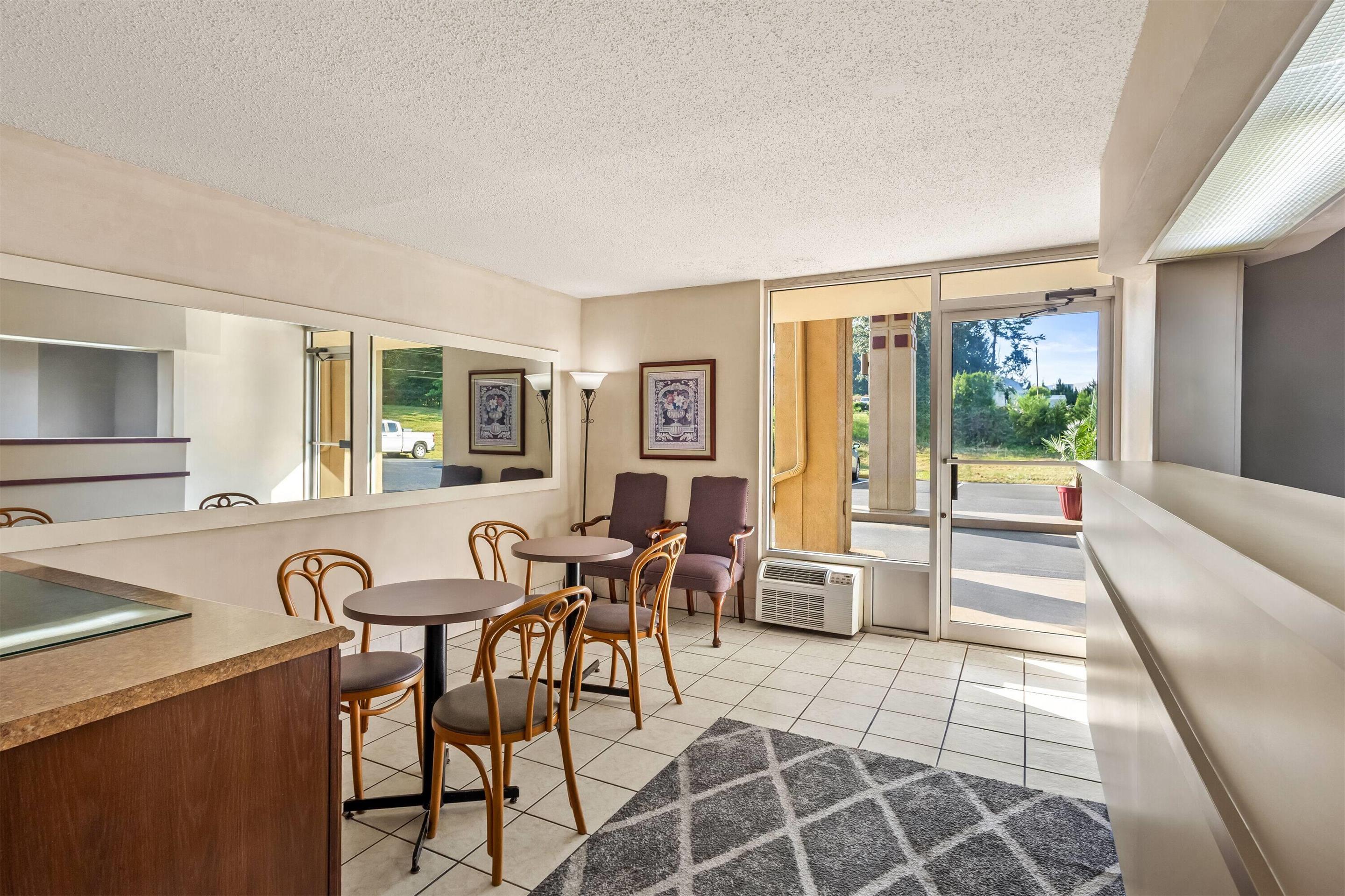 Breakfast Area | Super 8 by Wyndham Commerce