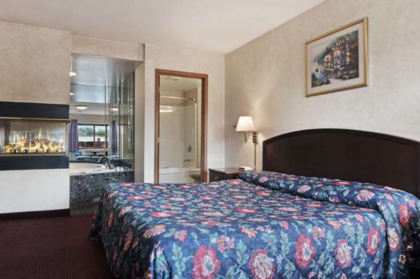 Suite - Travelodge Niagara Falls