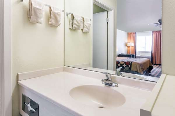  - Super 8 Motel Brookhaven - I-55, Exit 42