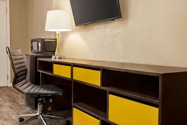  - Super 8 Motel Brookhaven - I-55, Exit 42