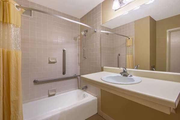  - Days Inn Clanton - I-65, Exit 205