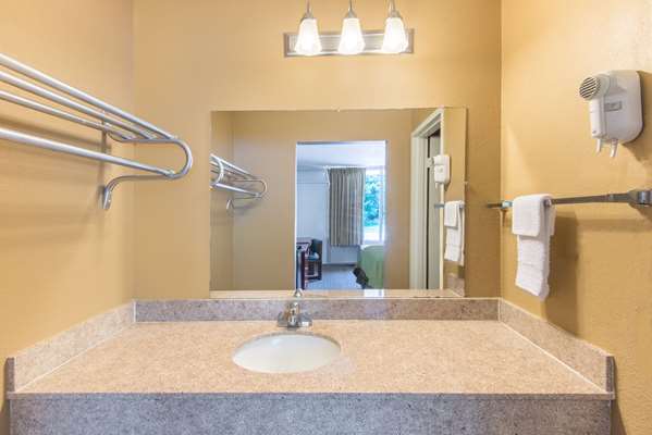  - Days Inn Clanton - I-65, Exit 205