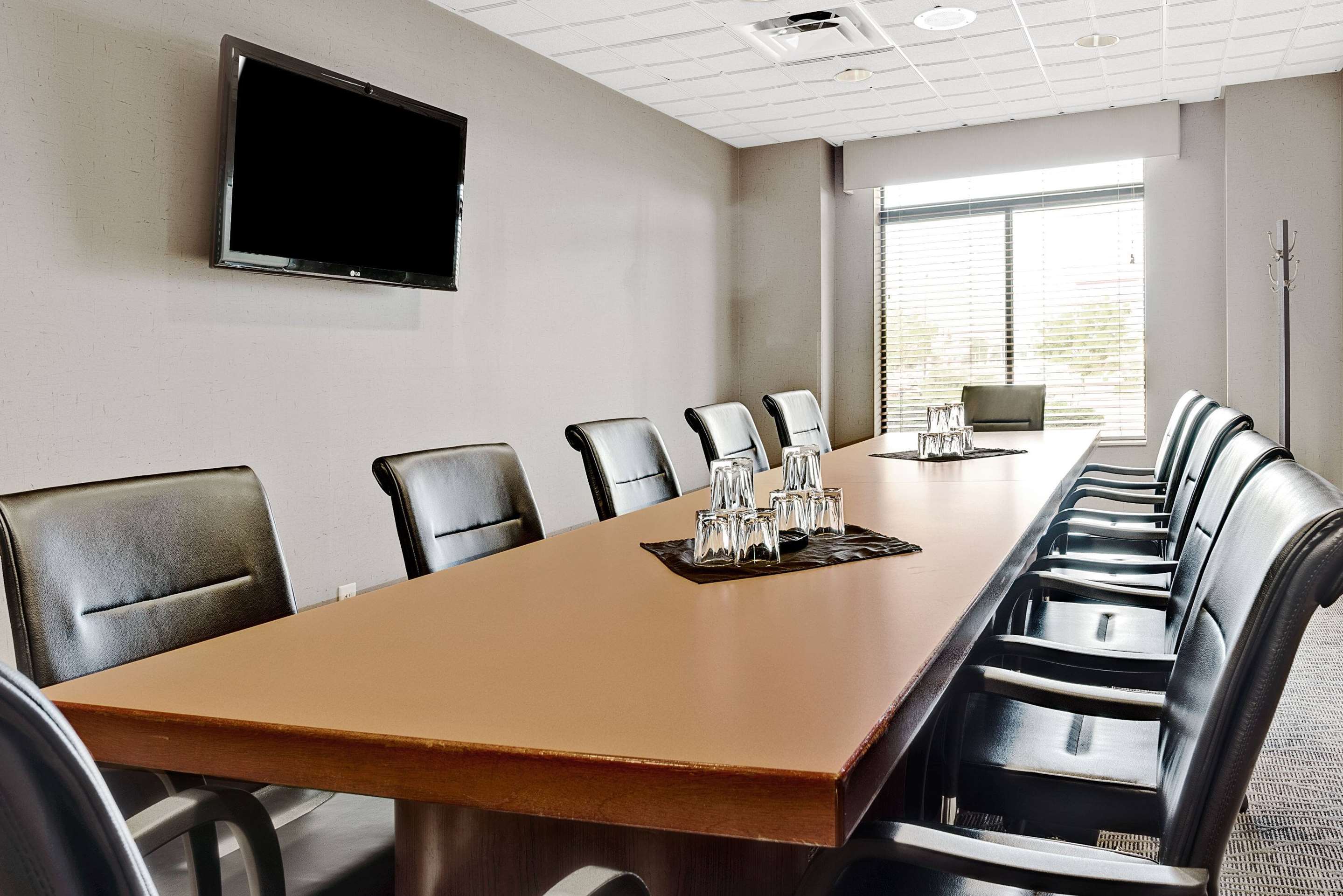 Boardroom | Wingate by Wyndham - Fargo