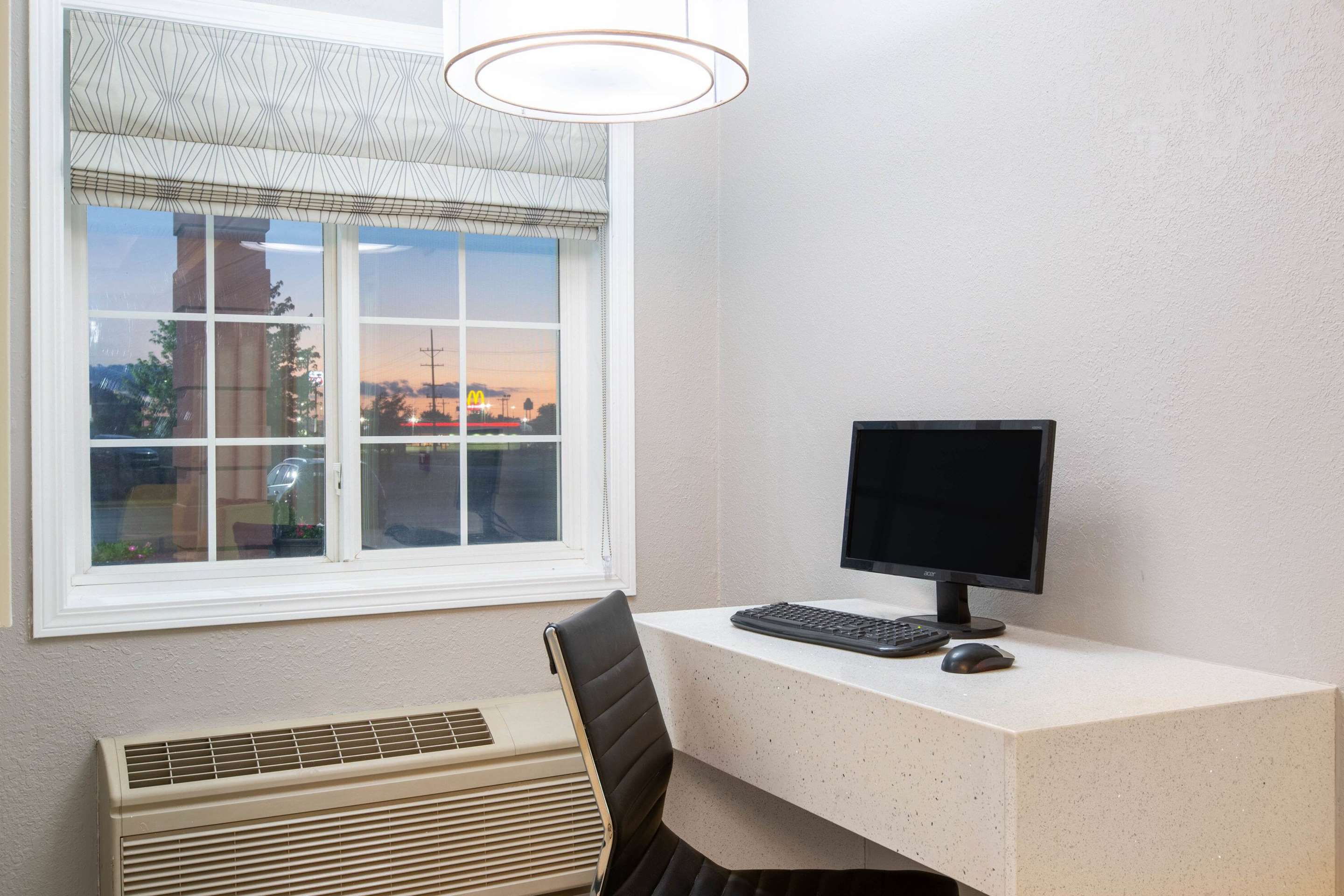 Business Center | Super 8 by Wyndham Ottawa
