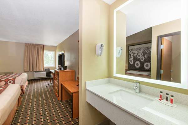  - Super 8 Hotel Ottawa - I-35, Exit 183