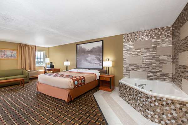 Suite - Super 8 Hotel Ottawa - I-35, Exit 183