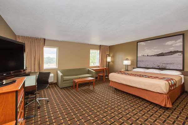 Suite - Super 8 Hotel Ottawa - I-35, Exit 183