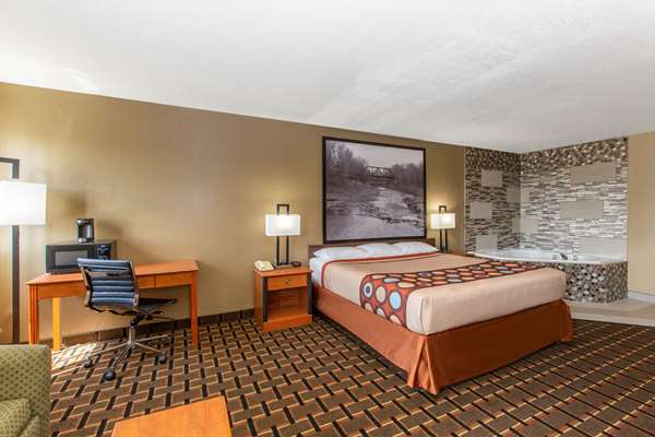 Suite - Super 8 Hotel Ottawa - I-35, Exit 183