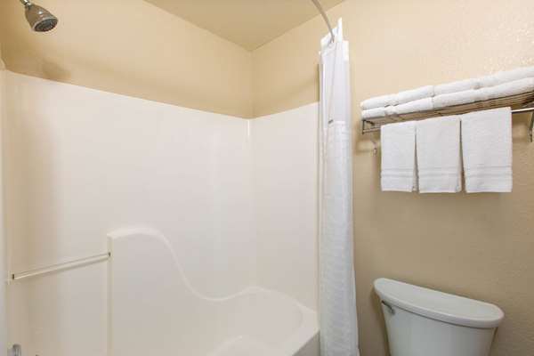  - Super 8 Hotel Ottawa - I-35, Exit 183