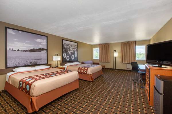 Suite - Super 8 Hotel Ottawa - I-35, Exit 183