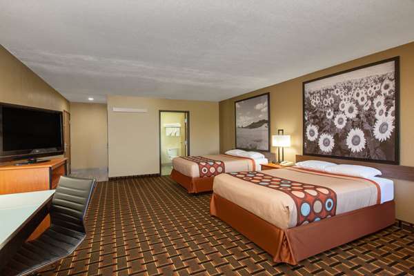 Suite - Super 8 Hotel Ottawa - I-35, Exit 183