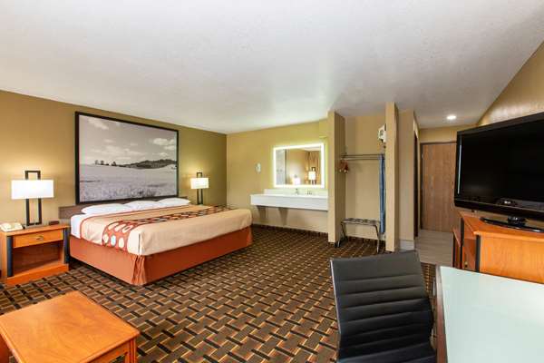 Suite - Super 8 Hotel Ottawa - I-35, Exit 183