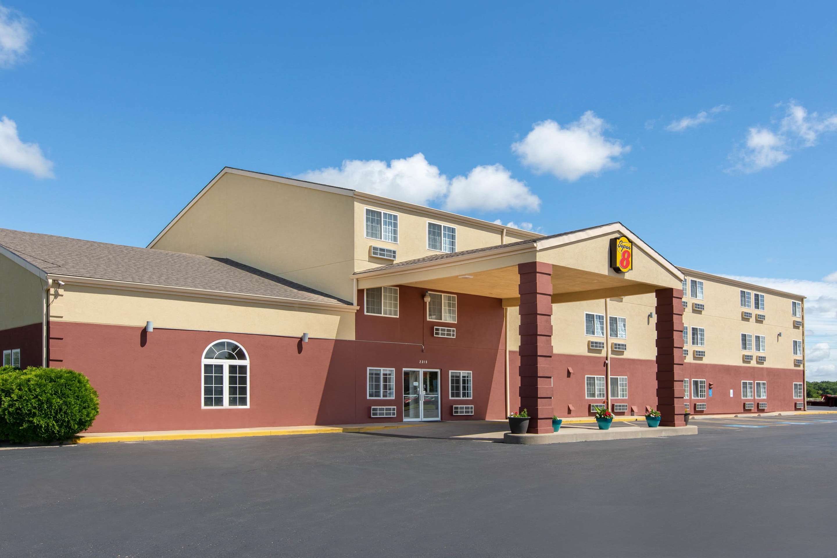 Exterior | Super 8 by Wyndham Ottawa
