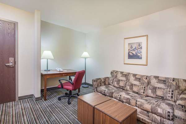 Suite - Super 8 Hotel Millbrook