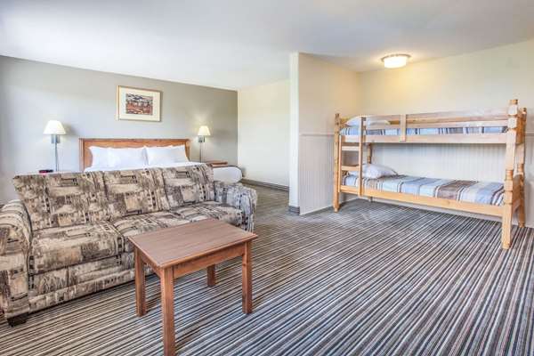 Suite - Super 8 Hotel Millbrook