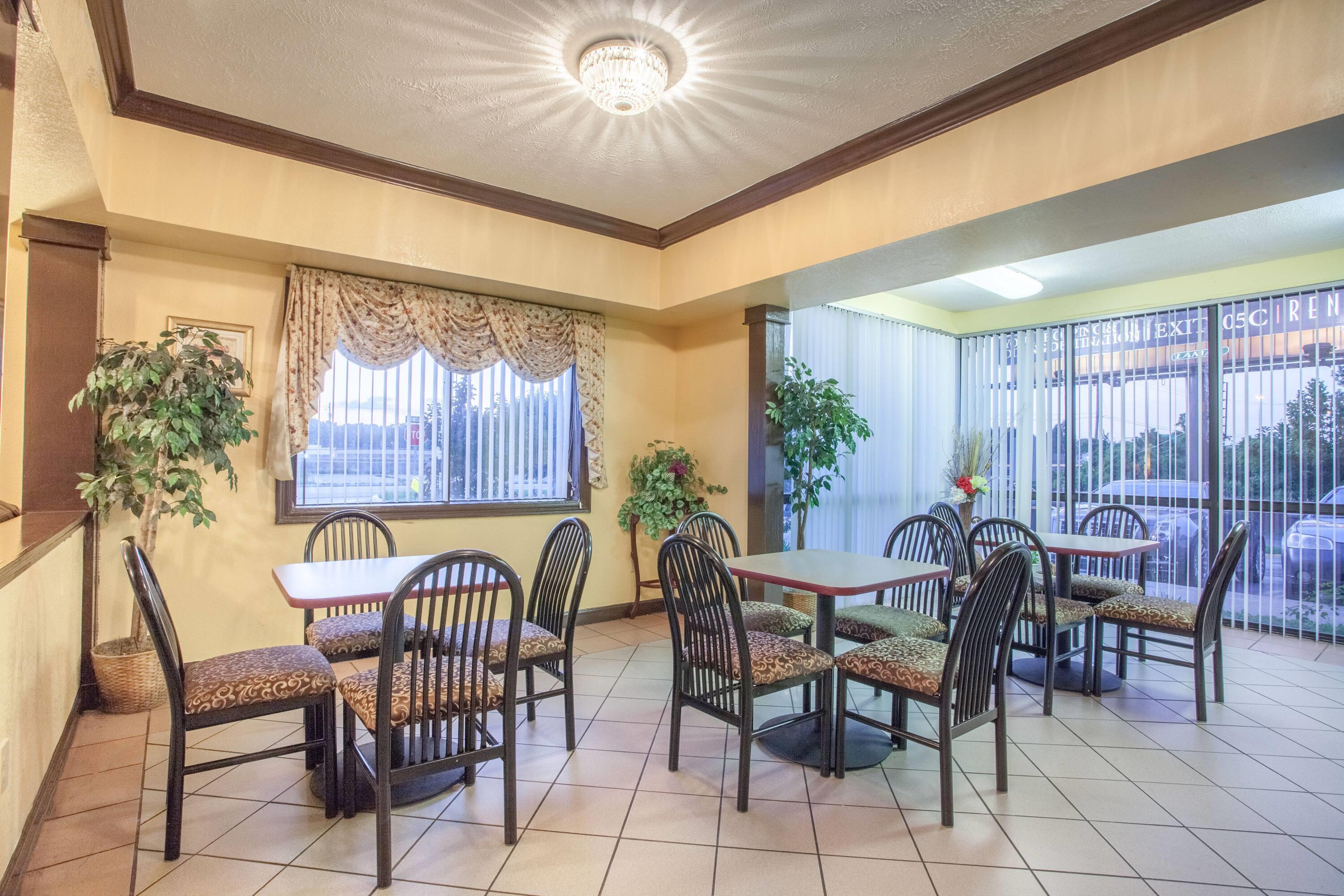 Breakfast Area | Super 8 by Wyndham Jackson/North