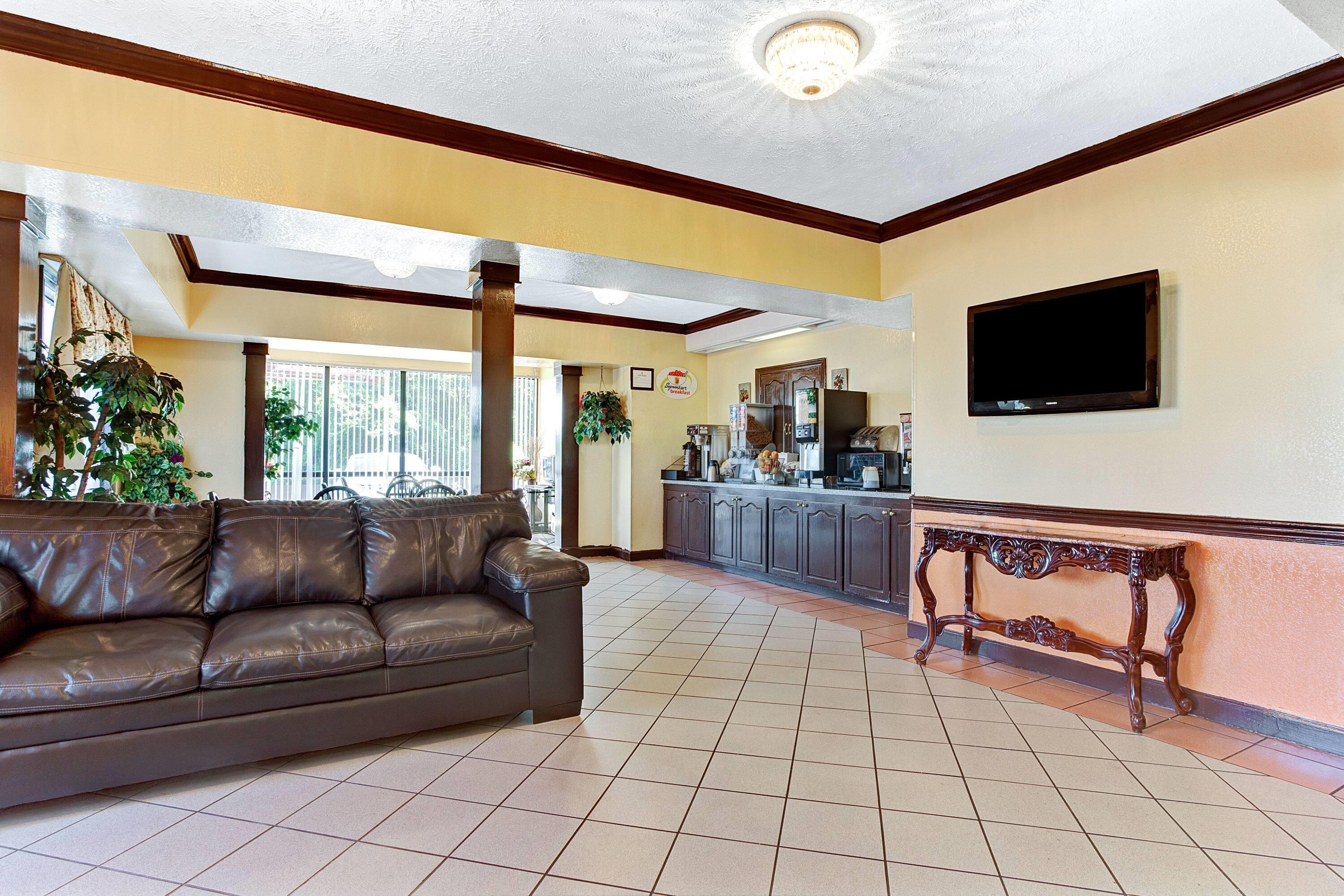 Lobby | Super 8 by Wyndham Jackson/North