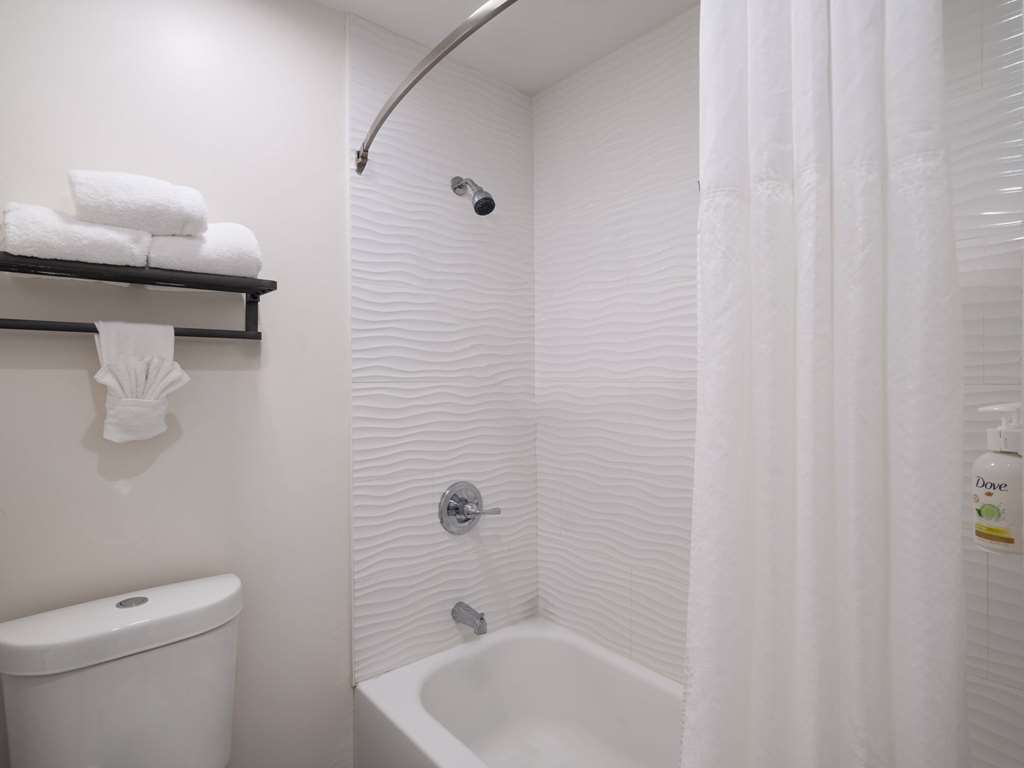 RAMADA BY WYNDHAM POWAY/SAN DIEGO N-guestroom-Guest Room,Bathroom,On-Site.jpg