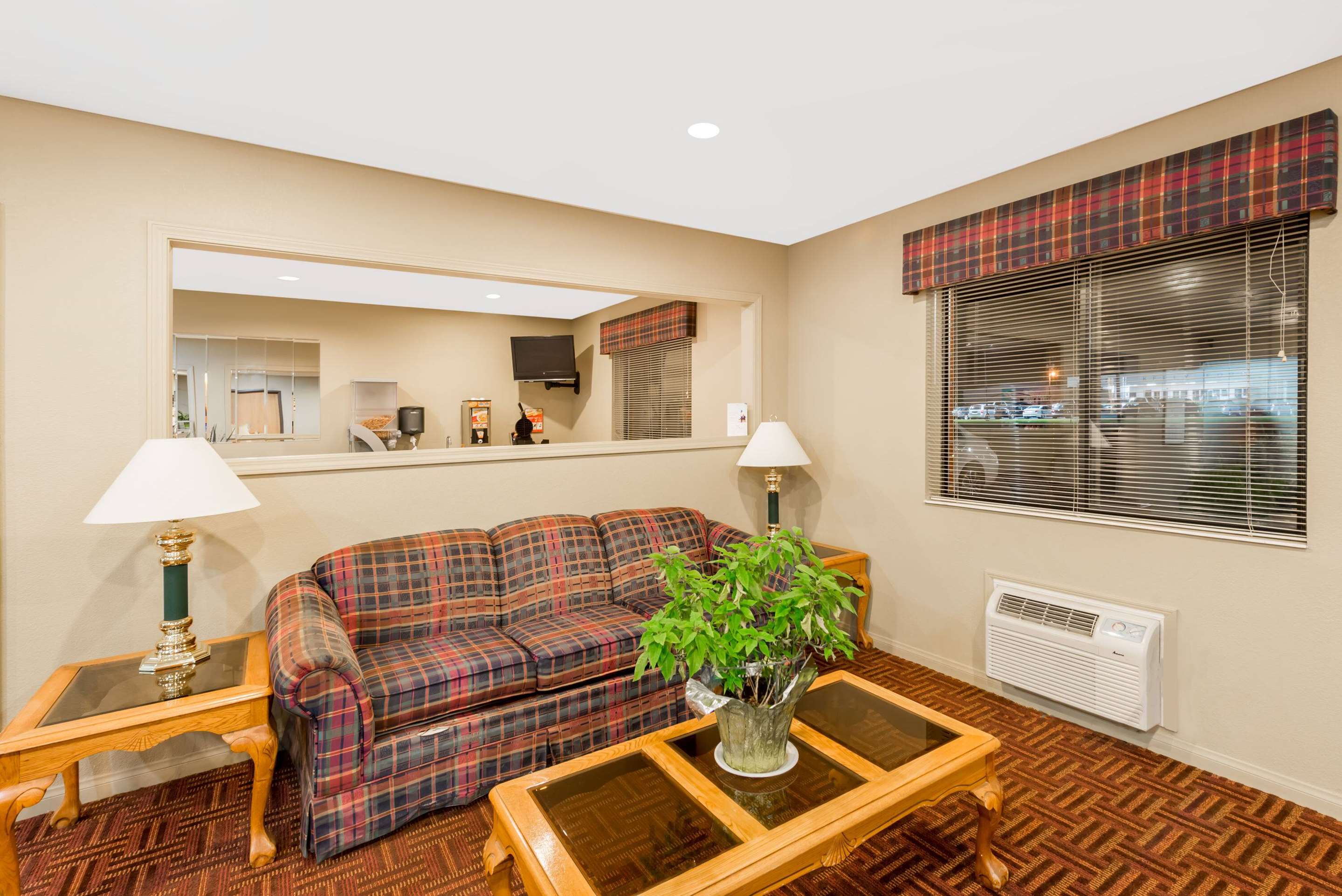 Lobby | Super 8 by Wyndham Chanute