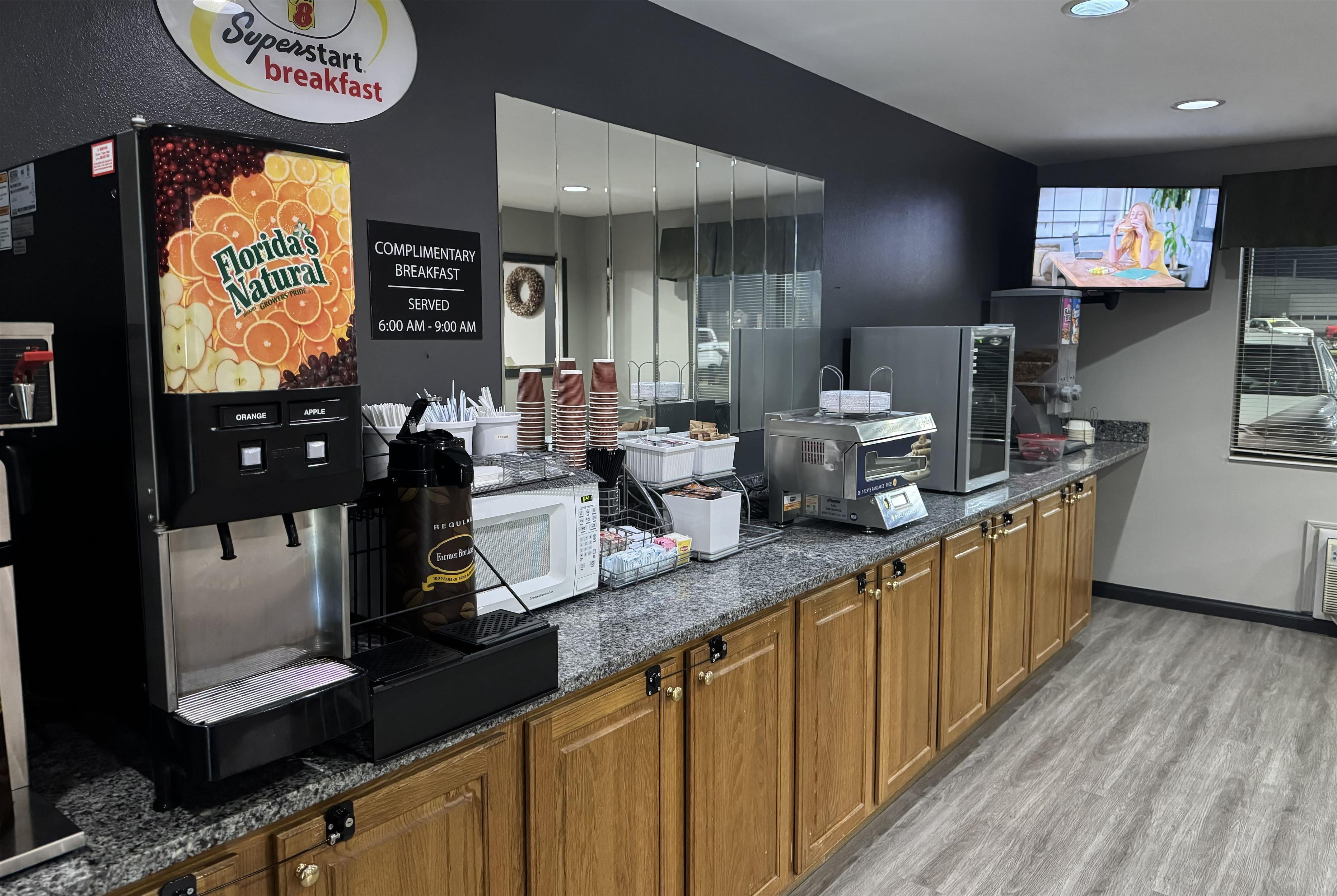 Breakfast Area | Super 8 by Wyndham Chanute