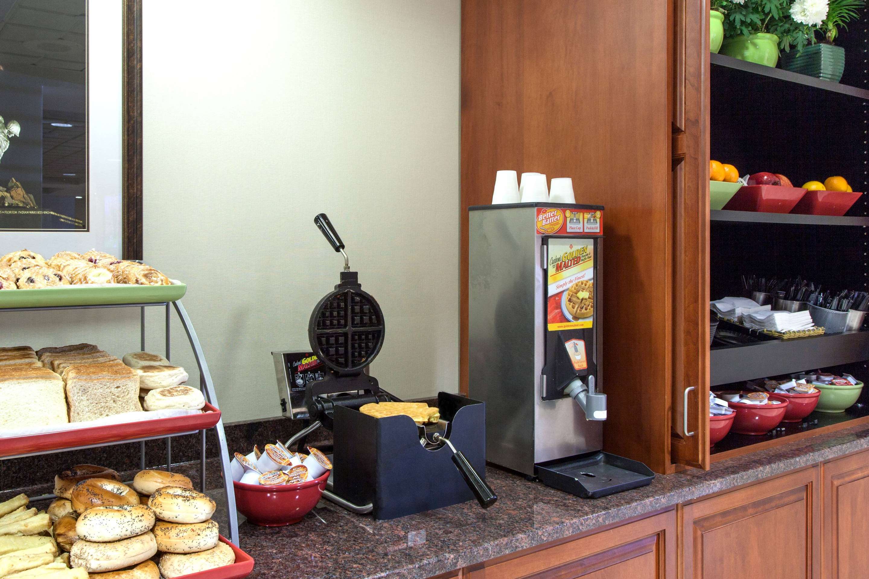 Breakfast Area | Wingate by Wyndham Chantilly / Dulles Airport