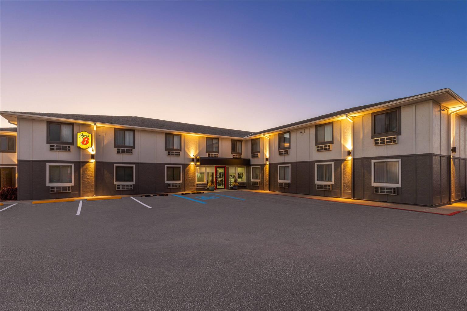 Super 8 Rock Port
