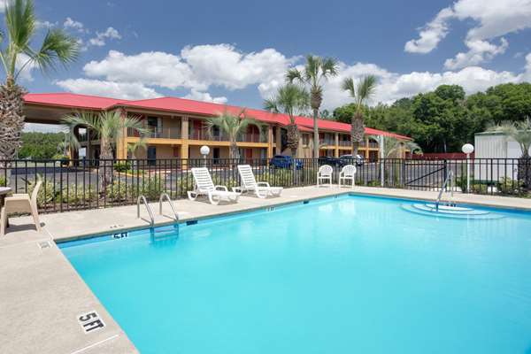 Pool - Super 8 Motel Defuniak Springs - I-10, Exit 85
