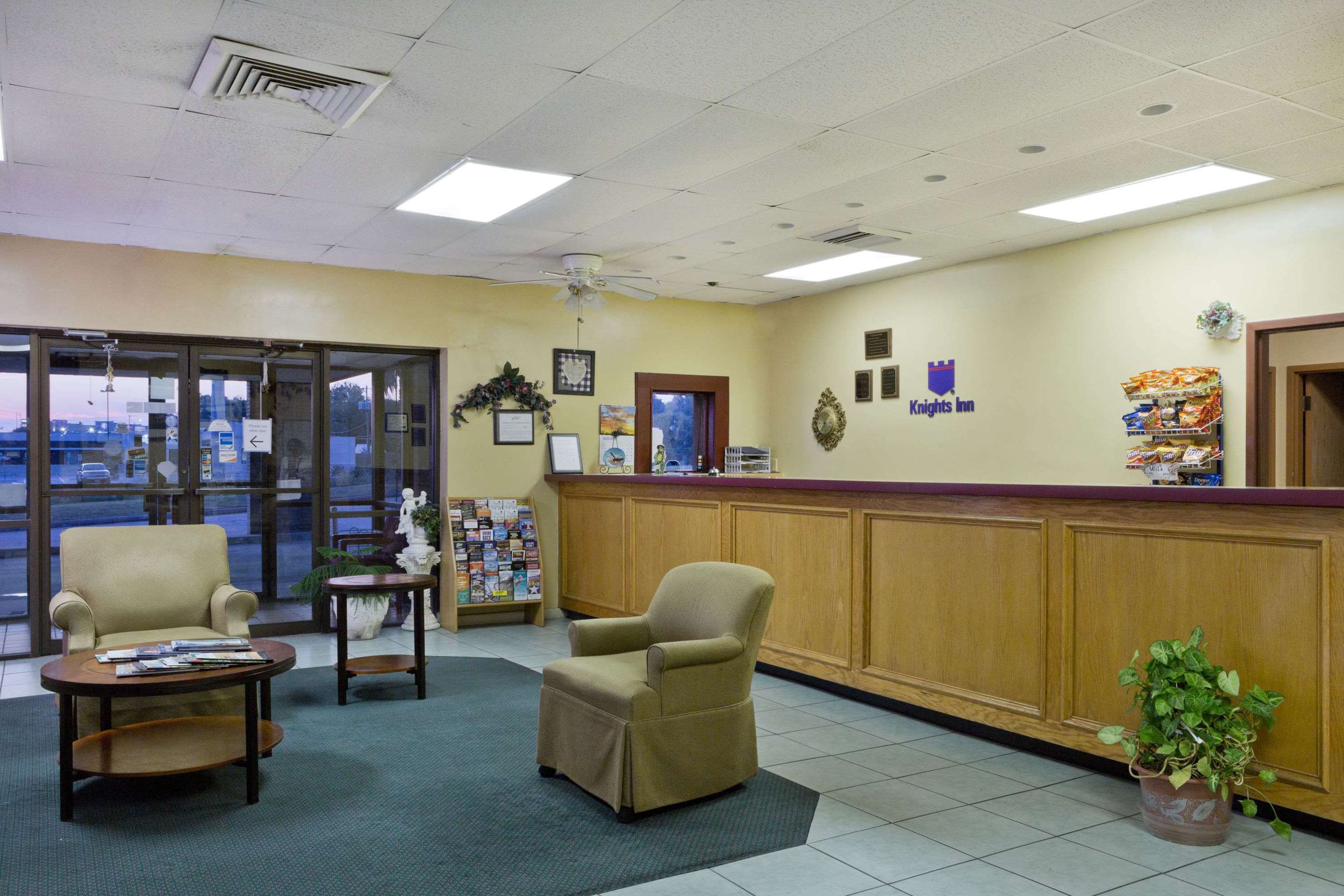 Front Desk | Knights Inn Brenham