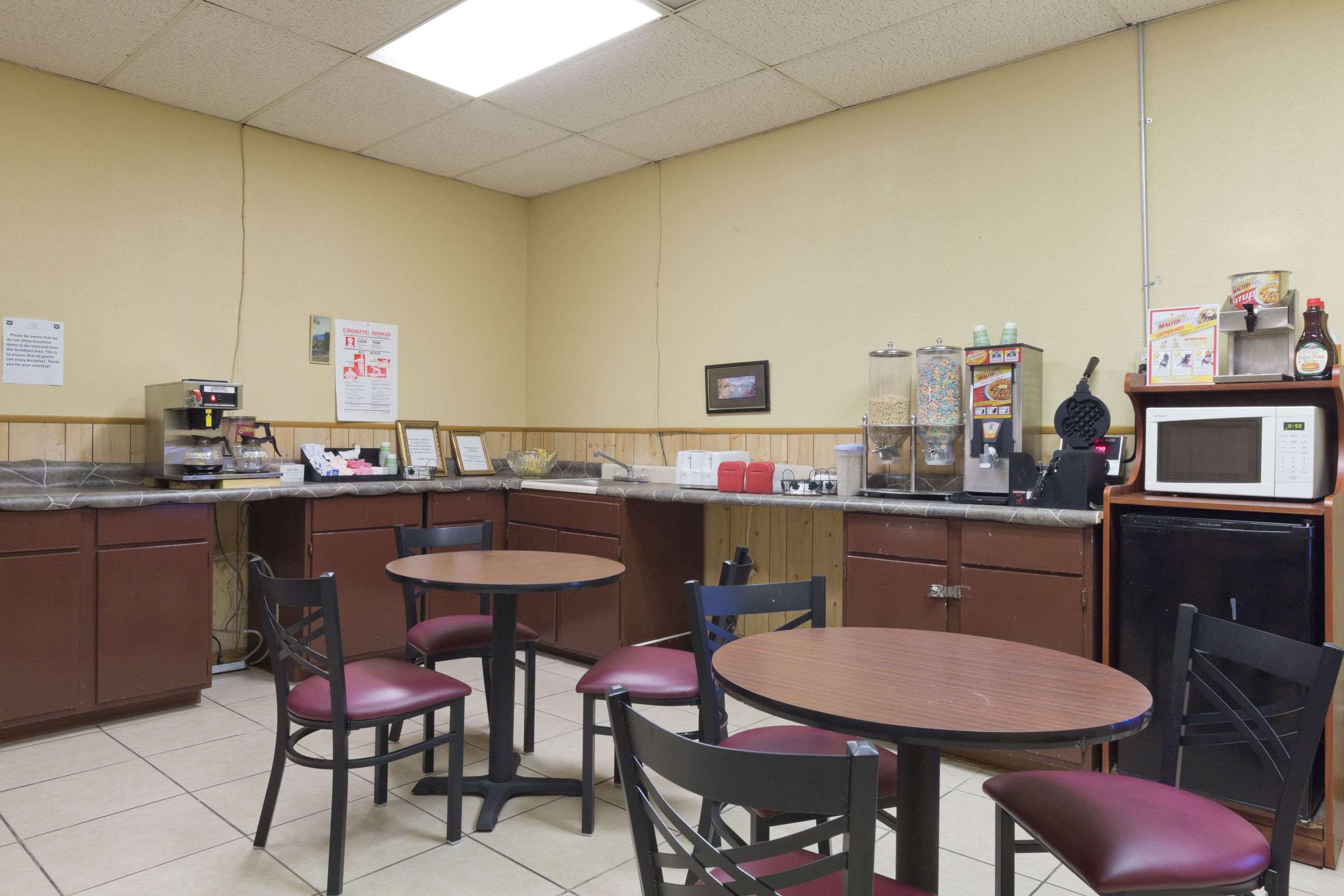 Breakfast Area | Knights Inn Brenham