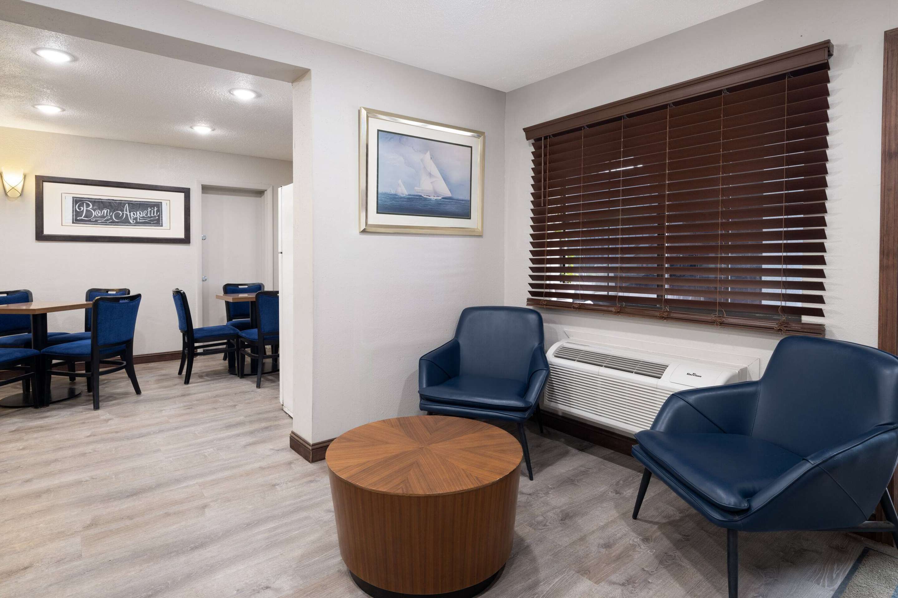 Lobby | Days Inn & Suites by Wyndham Kokomo
