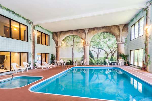 Pool - Baymont Inn & Suites New Buffalo