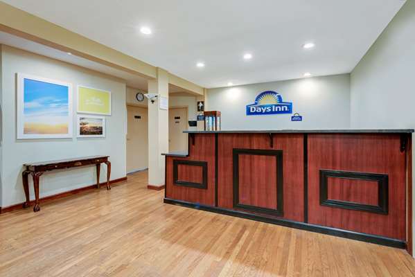 - Days Inn Fairmont - I-79, Exit 132